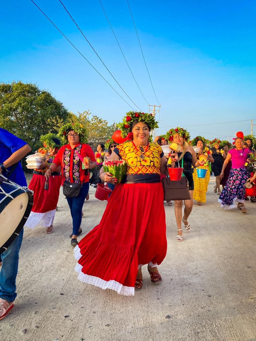 Comitiva de mujeres avisando a la familia