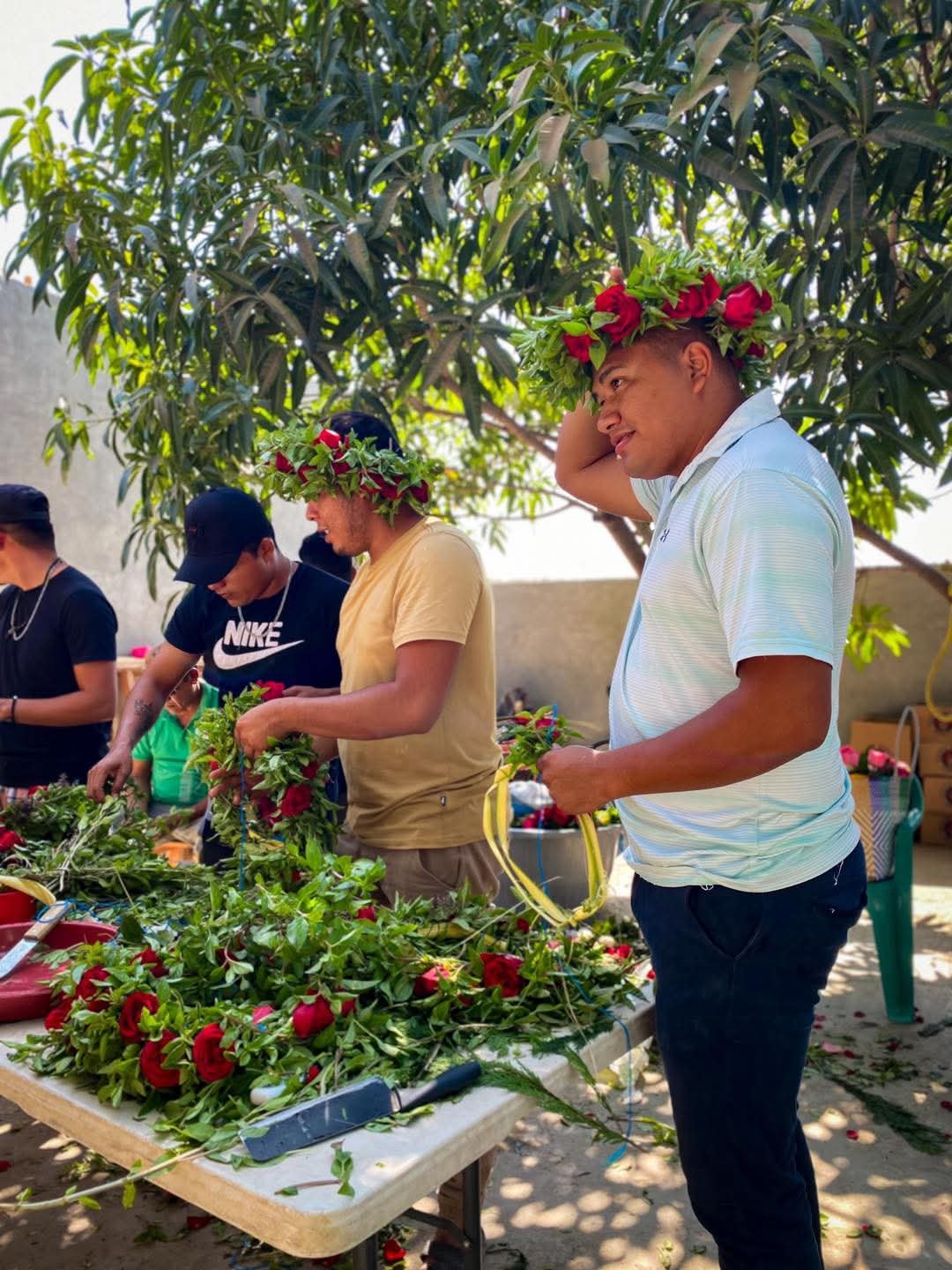 Preparaciones para la robada — coronas de flores